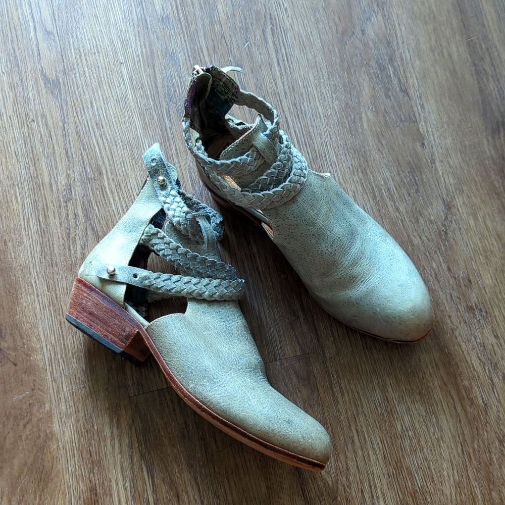 Uxibal Leather Booties Sage Green Braided Size 7